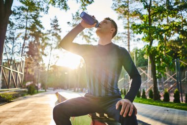 Adam eğitimden sonra su içiyor. 