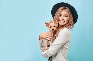 bir köpek ile sarışın kız