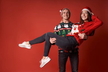 Noel hediyelerine aşık çiftler 