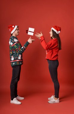 Noel hediyelerine aşık çiftler 