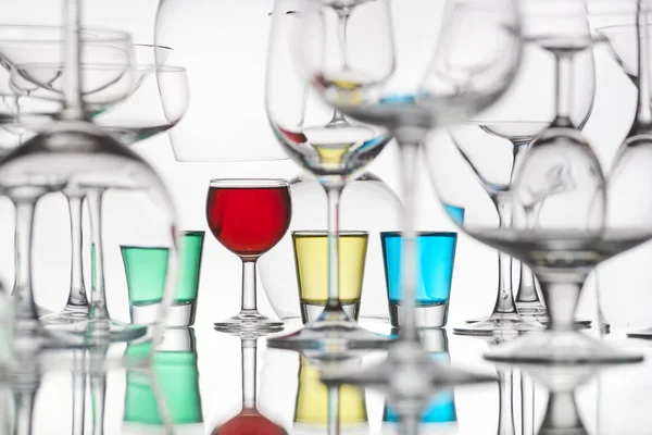 Bril met kleurrijke drankjes op een witte achtergrond — Stockfoto