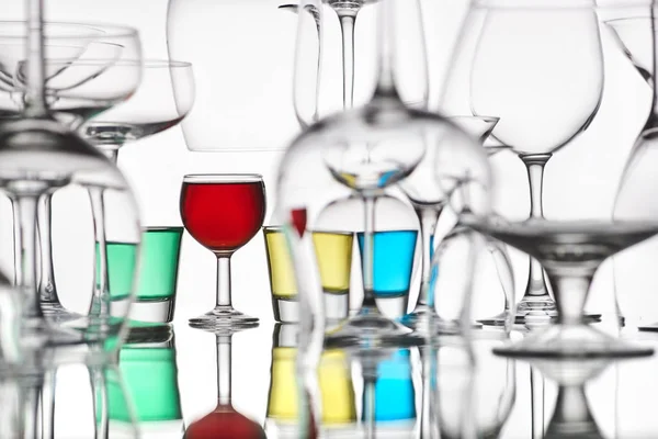Bril met kleurrijke drankjes op een witte achtergrond — Stockfoto