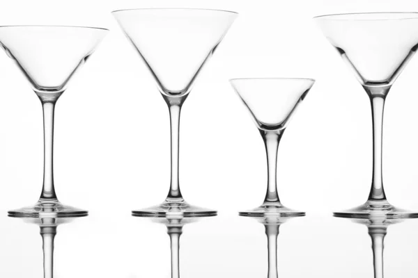 Különböző alakú poharak fehér alapon — Stock Fotó