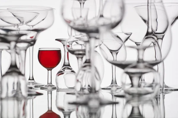 Szemüveg piros itallal fehér alapon — Stock Fotó