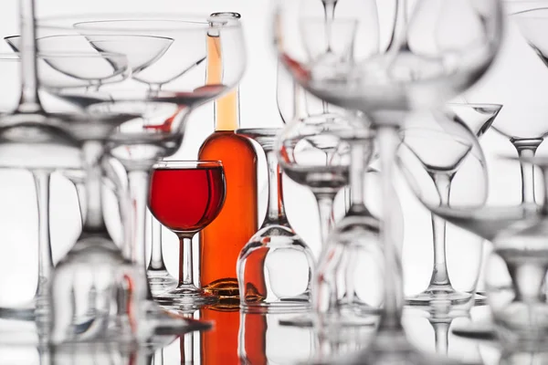 Bril met rood drankje op een witte achtergrond — Stockfoto