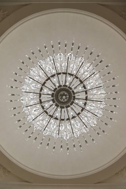 Düğün salonunda kristal bir avize.