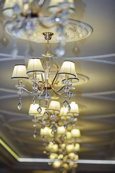 Lámpara de cristal en la sala de bodas — Foto de Stock