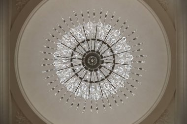 Düğün salonunda kristal bir avize.