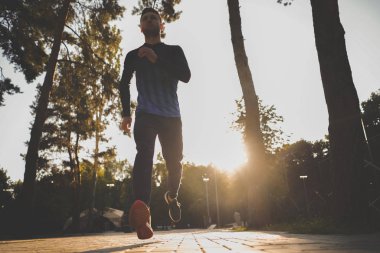 spor için genç adam gider