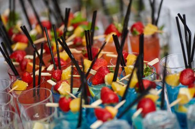 meyve kokteylleri düğün masasında.