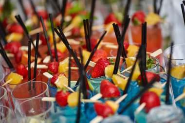 meyve kokteylleri düğün masasında.
