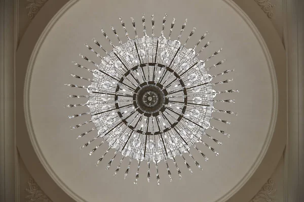 Düğün salonunda kristal bir avize.