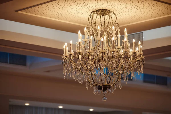 Lámpara de cristal en la sala de bodas — Foto de Stock