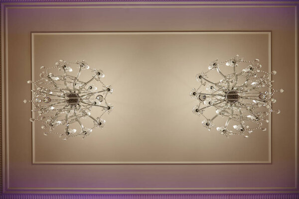  хрустальные люстры с большим количеством света в ресторане
