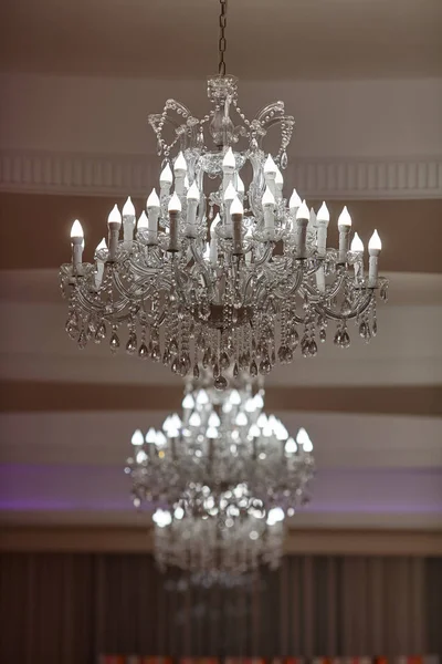 Candelabros de cristal con muchas luces en un restaurante — Foto de Stock