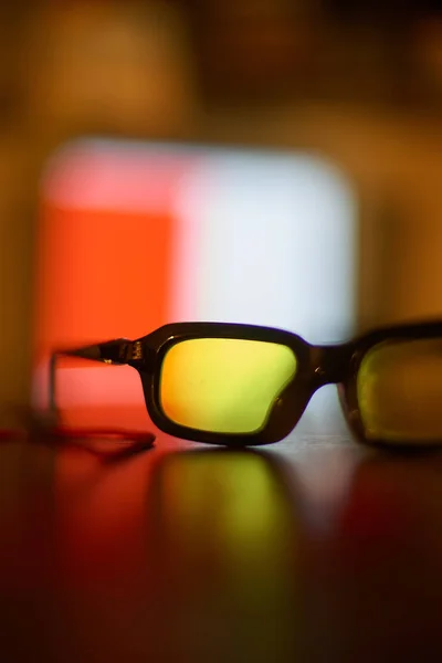 Óculos para visão estão sobre a mesa — Fotografia de Stock