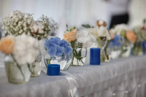 Csokrok a különböző virágok, mint egy dekoráció az esküvői asztalokon — Stock Fotó