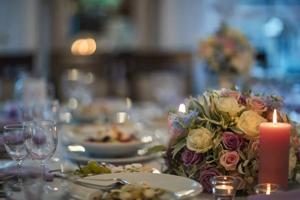 Ramos de flores diversas como decoración en mesas de boda —  Fotos de Stock