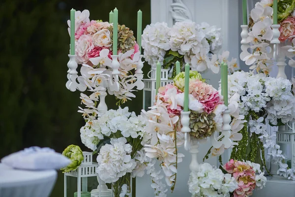 Kwiaciarnia, różne rodzaje kwiatów, dekoracje ślubne, — Zdjęcie stockowe