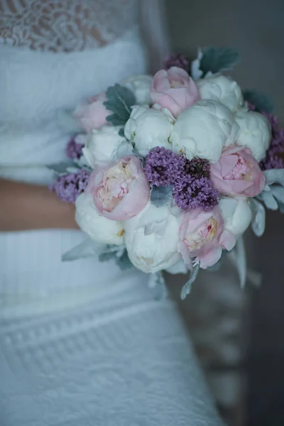 Bride in a wedding dress holding a bouquet — Stok fotoğraf