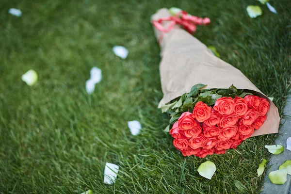 Hermoso ramo de rosas rojas en la hierba — Foto de Stock