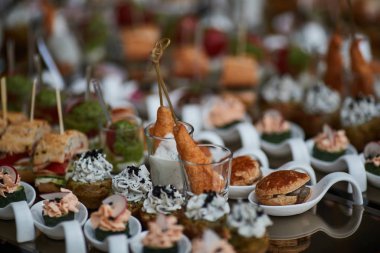 Bir restoranda düğün masasında çeşitli atıştırmalıklar.