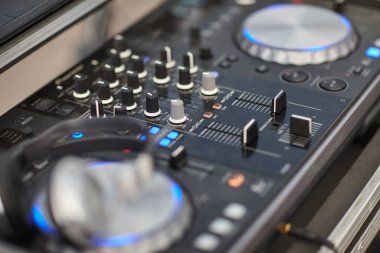 DJ konsolu, çeşitli etkinlikler için müzik ekipmanı
