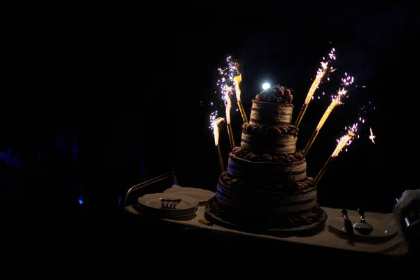 Bolo de casamento bonito com frutas e fogos de artifício — Fotografia de Stock