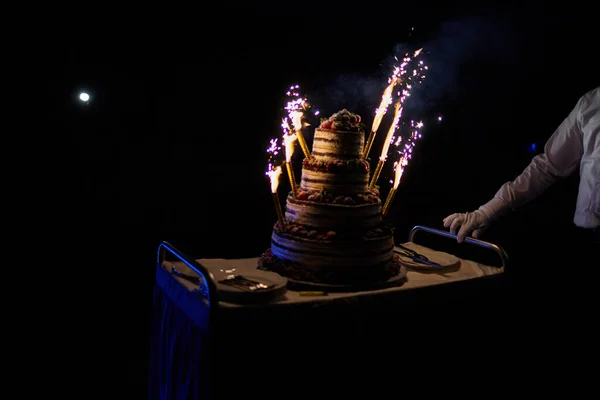 Bolo de casamento bonito com frutas e fogos de artifício — Fotografia de Stock