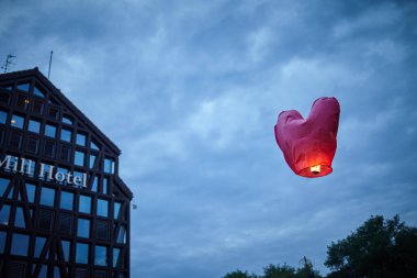 Ateşli balon şehrin üstündeki gökyüzüne fırlatıldı.