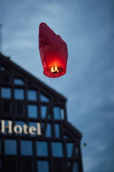 Palloncino ardente lanciato nel cielo sopra la città — Foto Stock