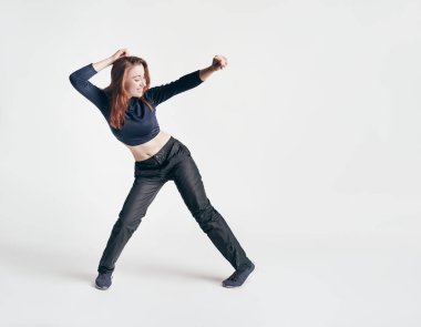 Esmer kız beyaz arka planda dans öğeleri gösteriyor.