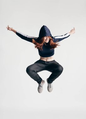 Esmer kız beyaz arka planda dans öğeleri gösteriyor.