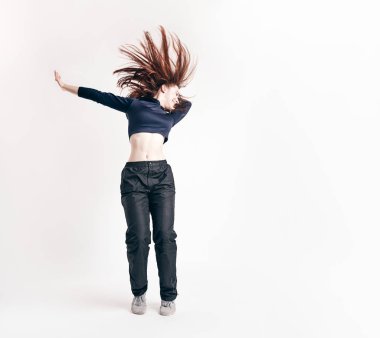 Esmer kız beyaz arka planda dans öğeleri gösteriyor.