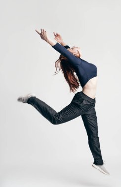 Esmer kız beyaz arka planda dans öğeleri gösteriyor.