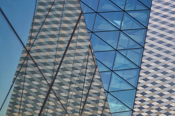 Glass facade of a skyscraper in a megalopolis — Stockfoto