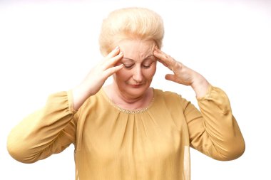 Yaşlı kadın elele tutuşuyor.