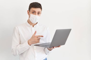 Yüzünde tıbbi maske olan adam.