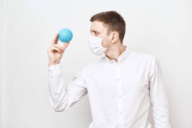 Yüzünde tıbbi maske olan adam.