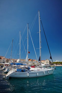 Mavi gökyüzüne karşı iskelede bir sürü beyaz yat.