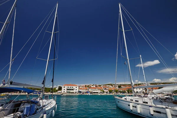 Mavi gökyüzüne karşı iskelede bir sürü beyaz yat.