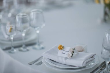 Düğün masasında bir sürü farklı bardak var.