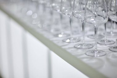 Düğün masasında bir sürü farklı bardak var.