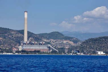 Dağlar ve mavi gökyüzü üzerinde bir deniz.