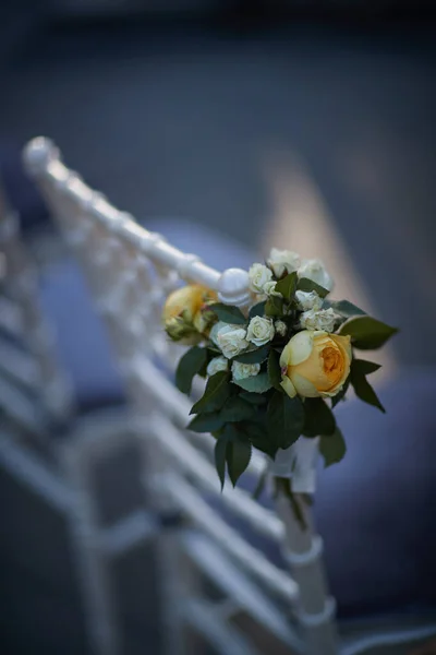客人用的白色婚椅花饰 — 图库照片