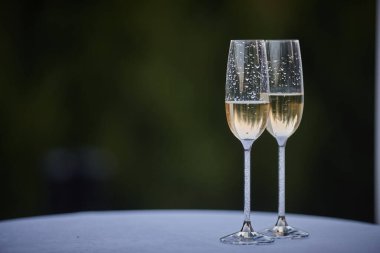 Masada şampanya olan iki bardak. 