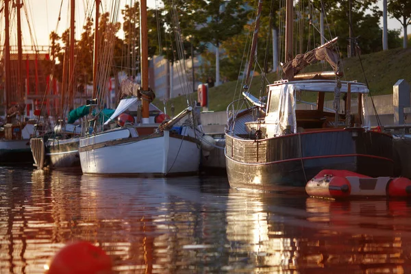 Barcos diferentes no cais ao amanhecer — Fotografia de Stock