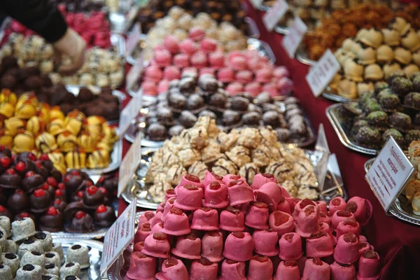 様々な色のお菓子チョコレートやフルーツスイーツが — ストック写真