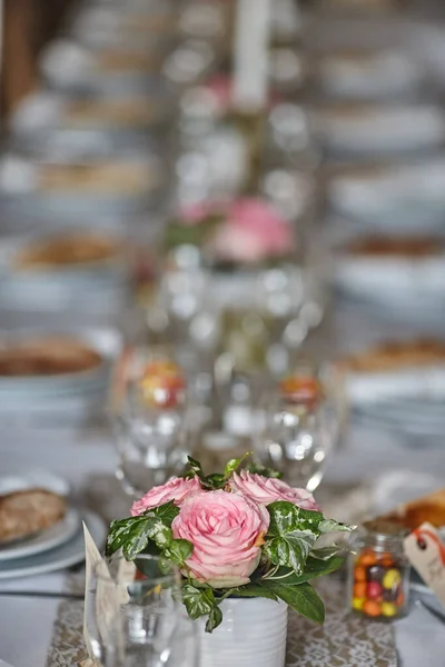 結婚式のテーブルにピンクのバラの花束 — ストック写真