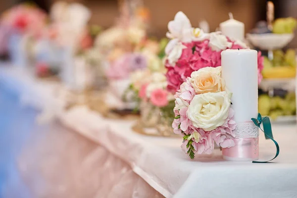 婚宴桌上一束粉红色的玫瑰 — 图库照片